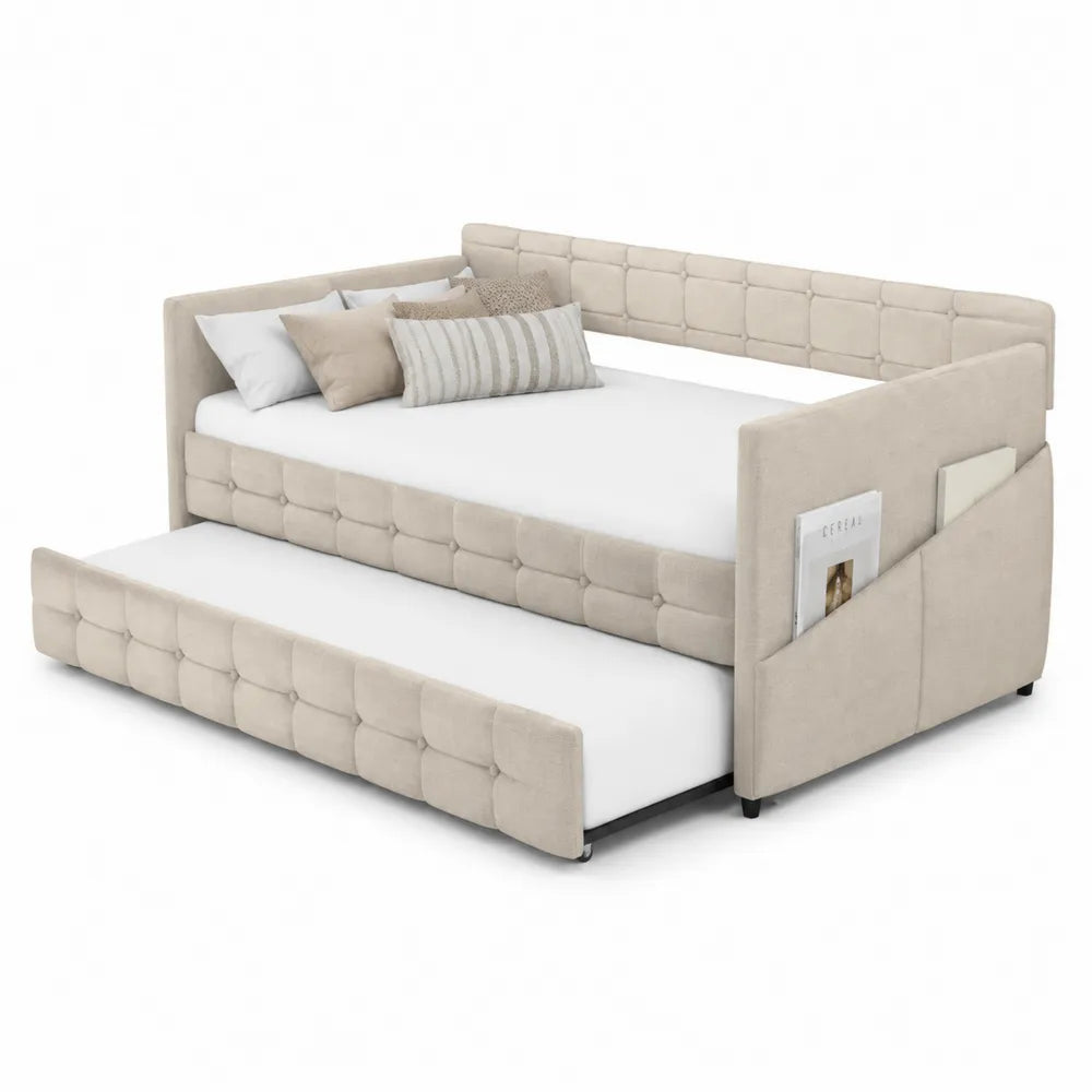 Divano letto estraibile in tessuto beige con cuscini decorativi